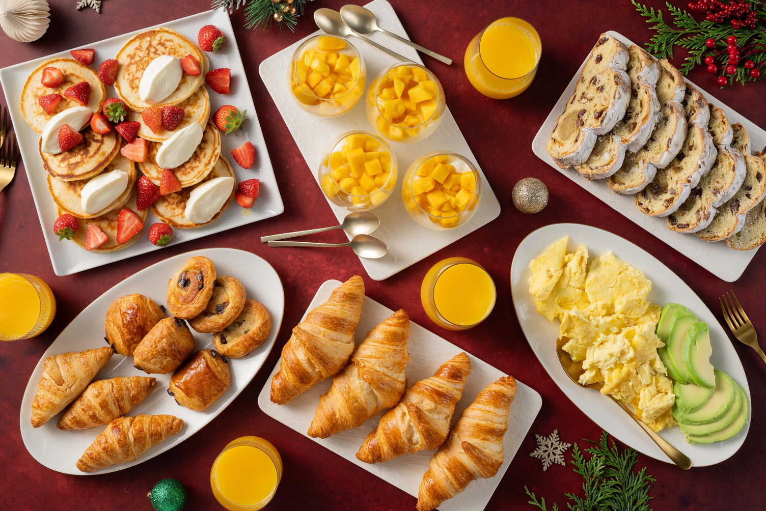 Kerstbrunch met Amerikaanse stijl aardbeienpancakes