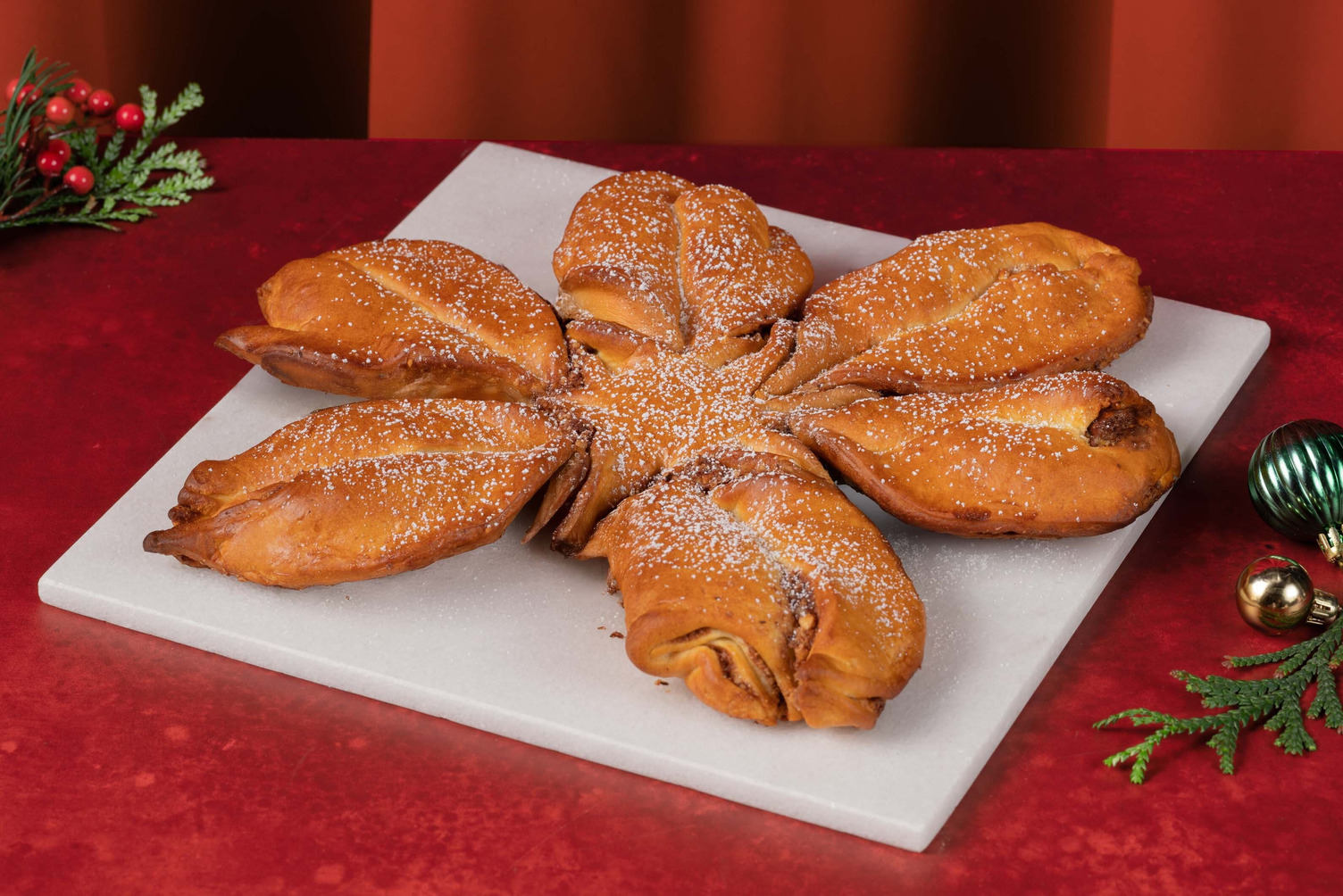 Süße Schneeflocke: Hefezopf mit Zimt-Nuss-Füllung