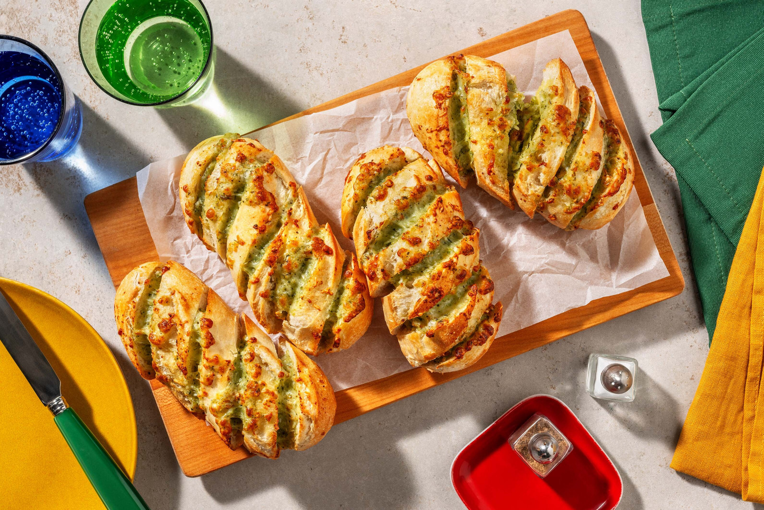 Extra cheesy pesto-knoflookbrood