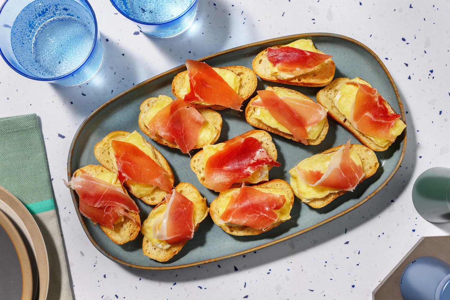 Crostini avec brie et jambon serrano en extra