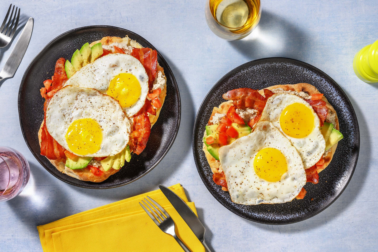 Naan garni d'œufs au plat et garam masala pour le petit-déjeuner