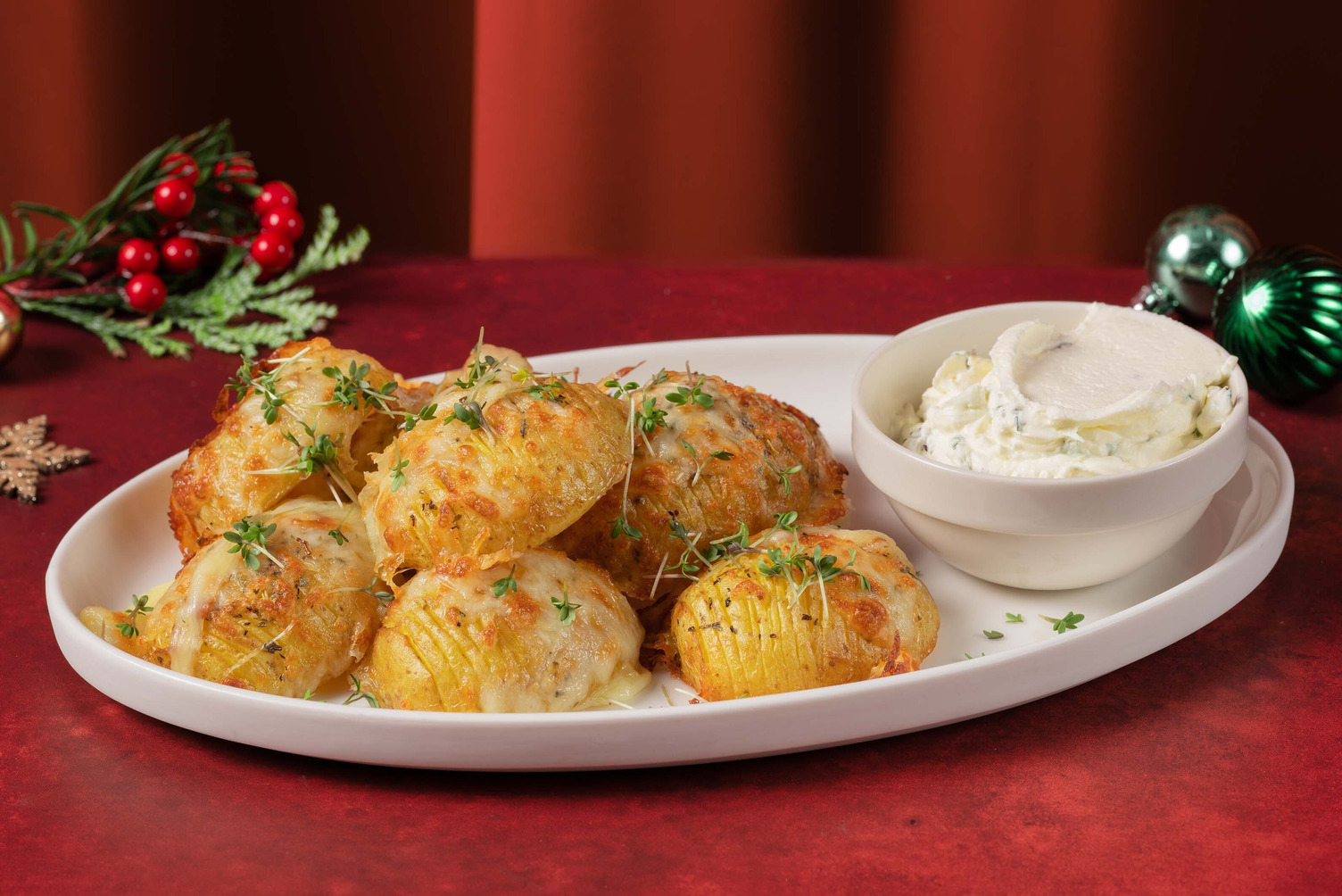 Käsige Hasselback-Kartoffeln mit Kresse-Dip