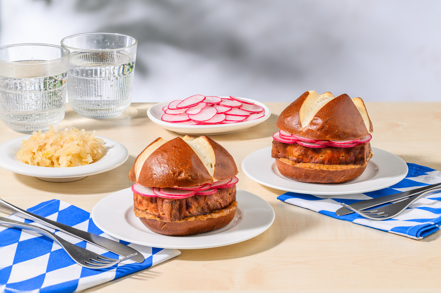 Deftiger Pizzafleischkäse-Burger mit Sauerkraut