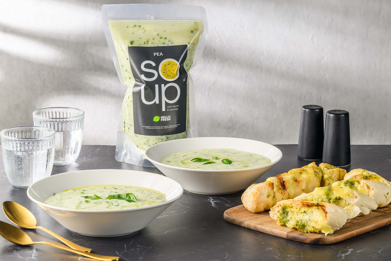 Erwtensoep met spek met mozzarella-knoflookbrood