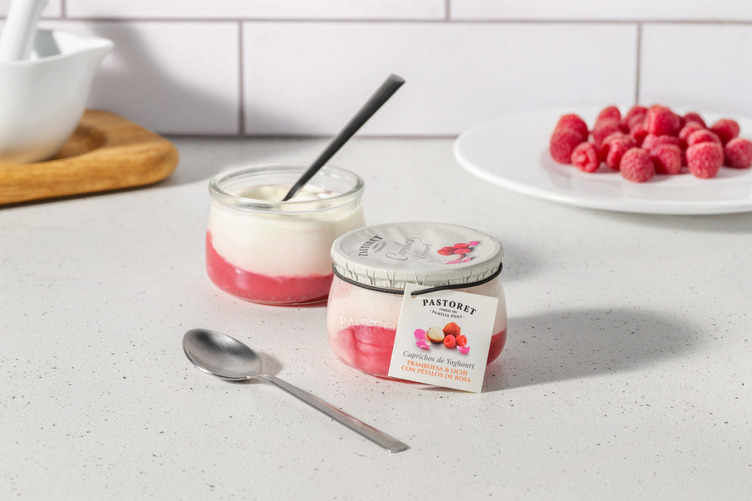 Caprichos de frambuesa y lichi con pétalos de rosa de Pastoret