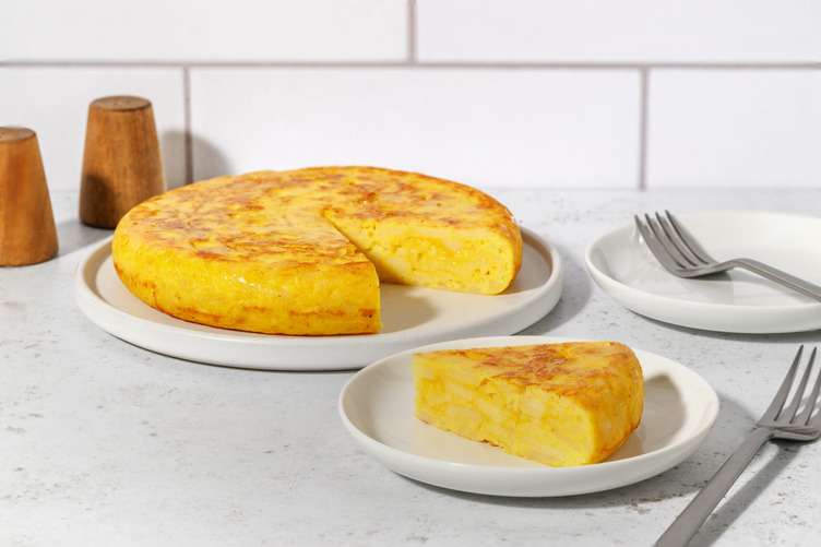 Tortilla de patata y cebolla caramelizada | Casa Mas