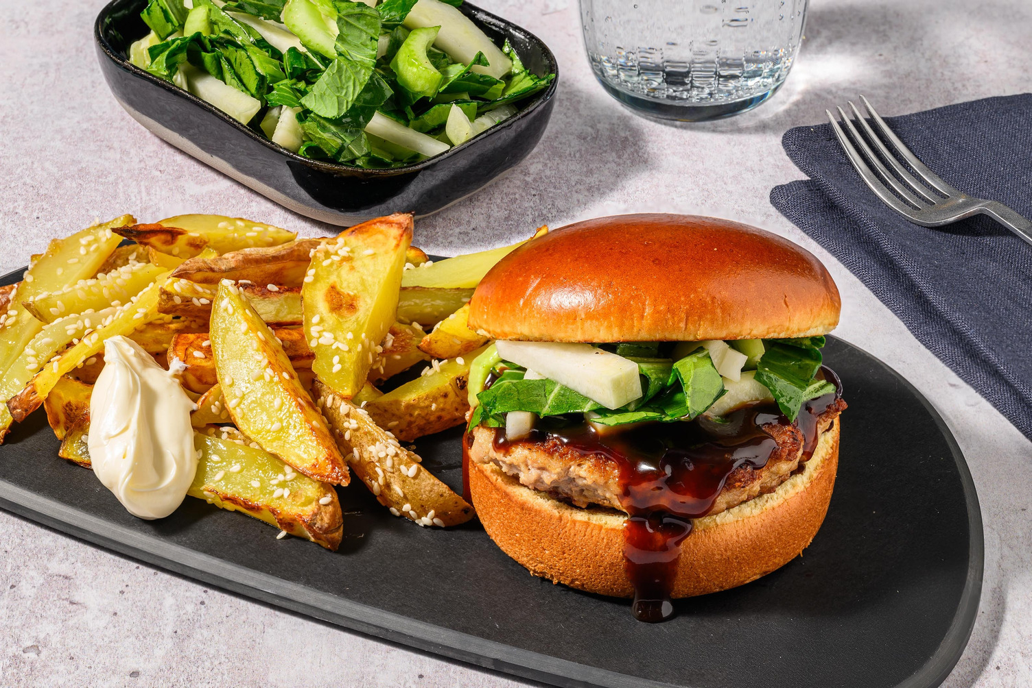 Japansk teriyakiglaseret burger