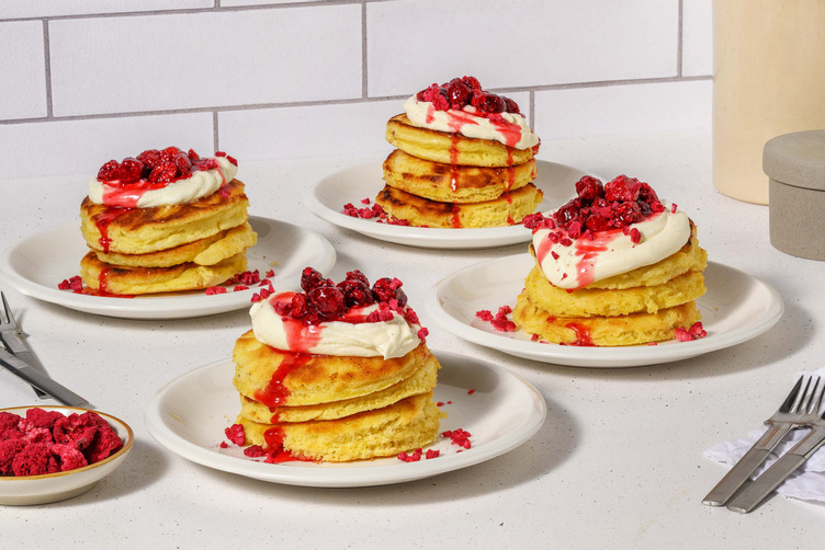 Amerikanska pannkakor med jordgubbssirap