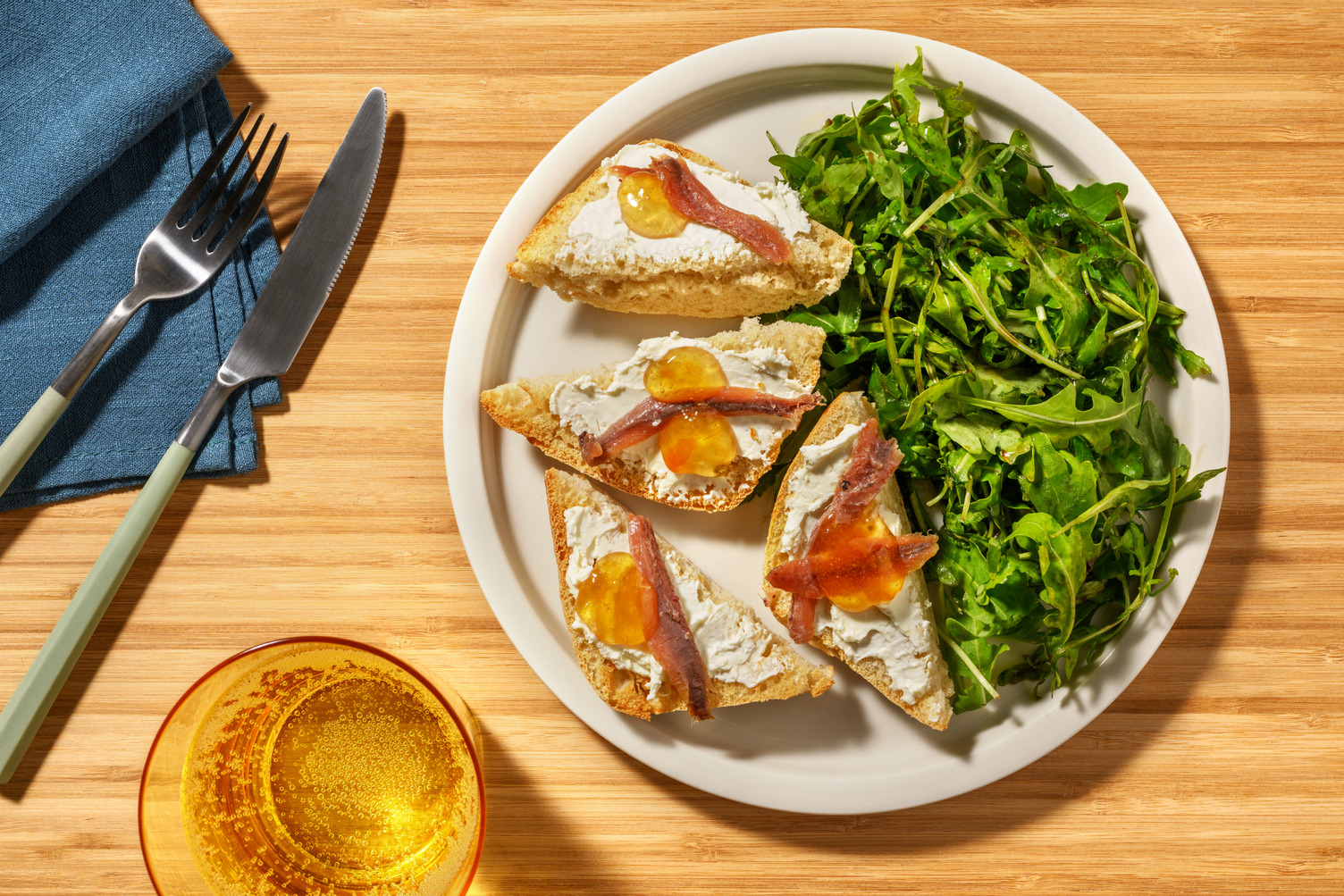 Tosta de anchoas con limón y membrillo