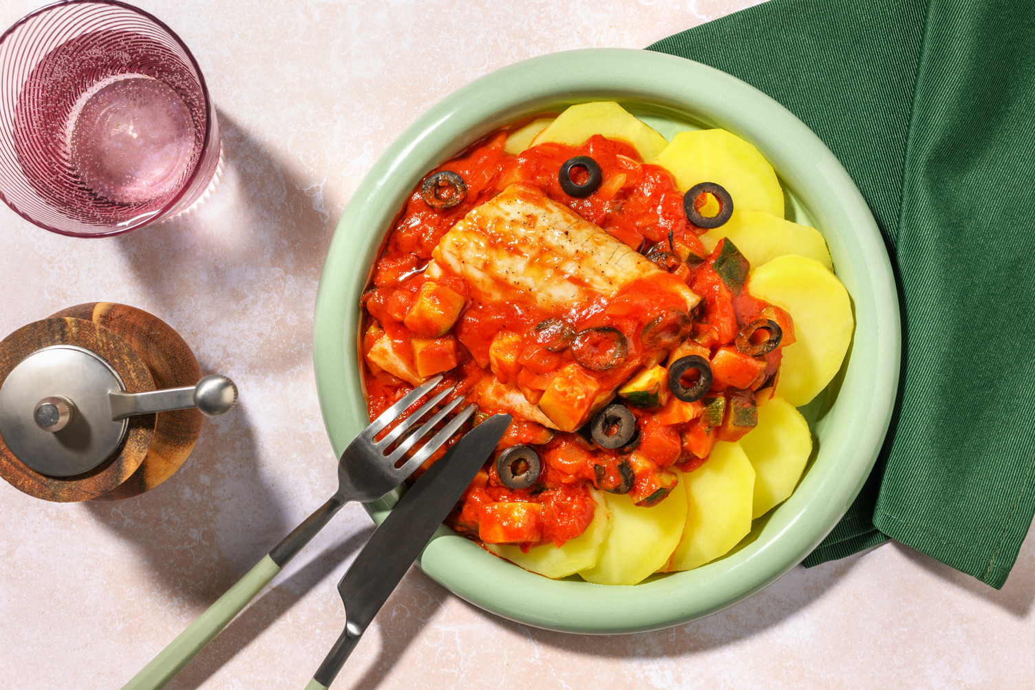 Merluza en salsa de tomate con olivas negras