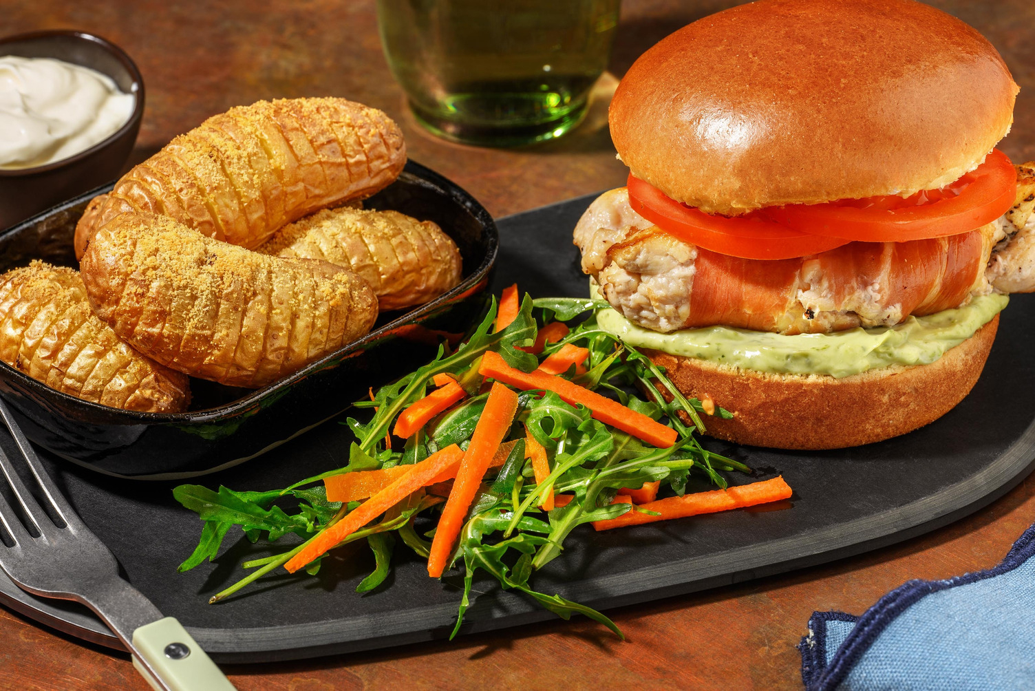 Prosciuttosvøpt kyllingburger og pesto