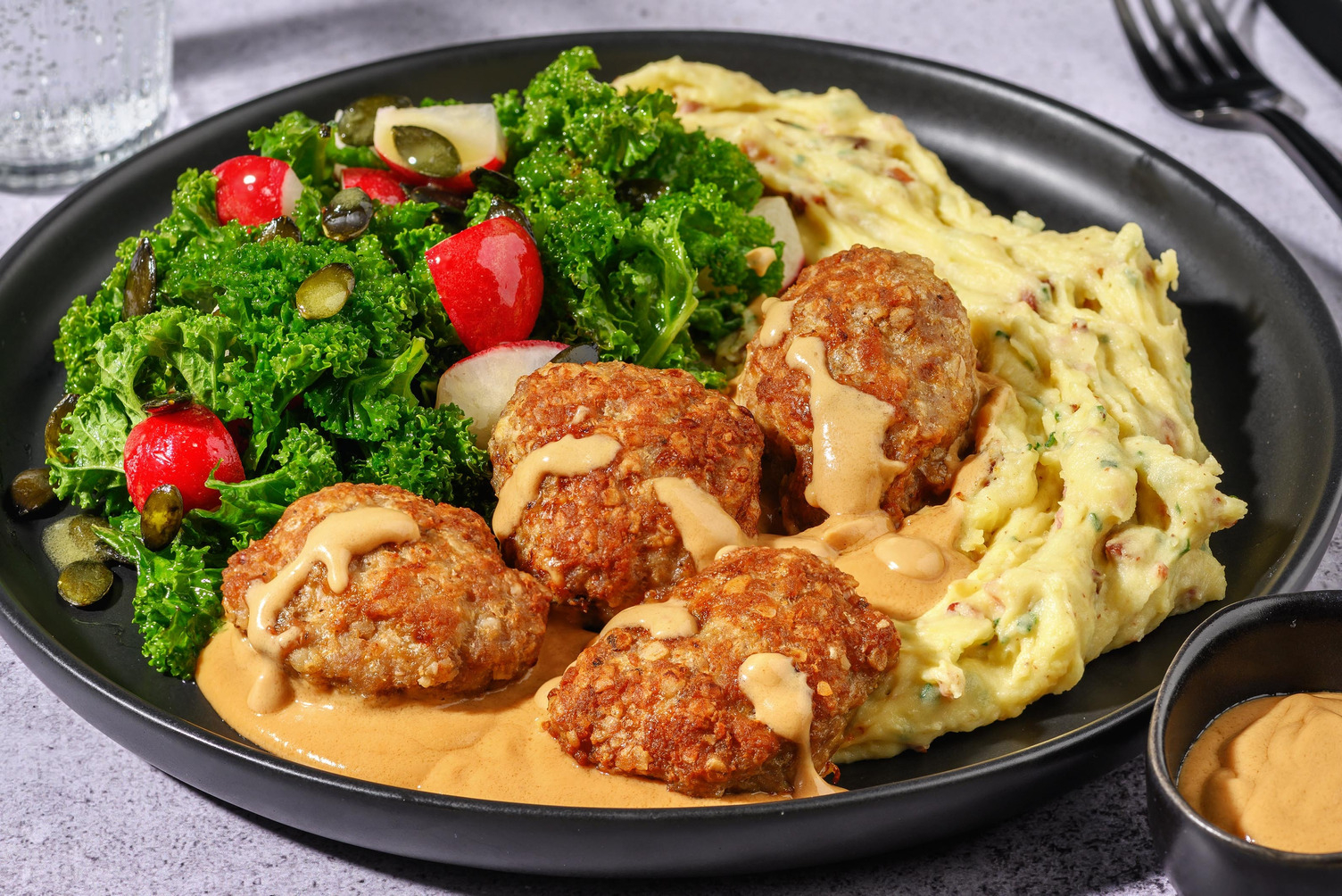 Stegte frikadeller og brun sovs