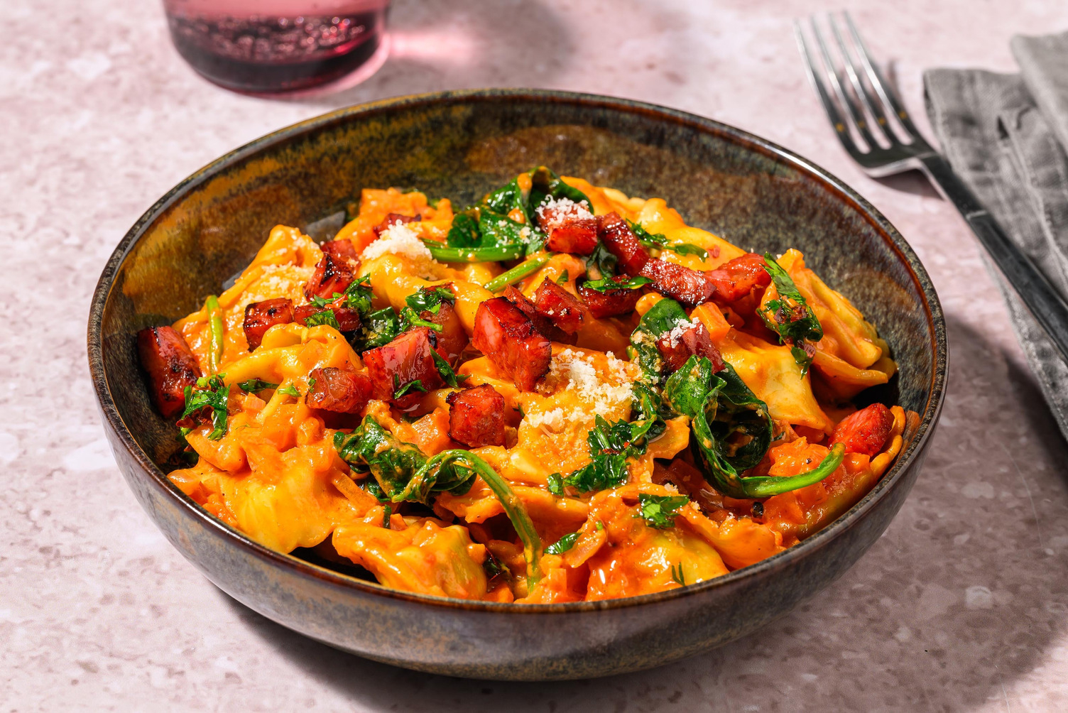 Cremet one-pot med chorizo og tortelloni med kyllingestrimler