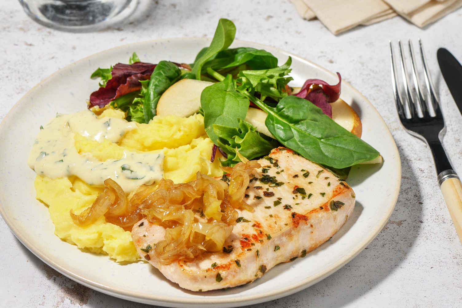 Urtemarinerte svinekoteletter og karamellisert løk