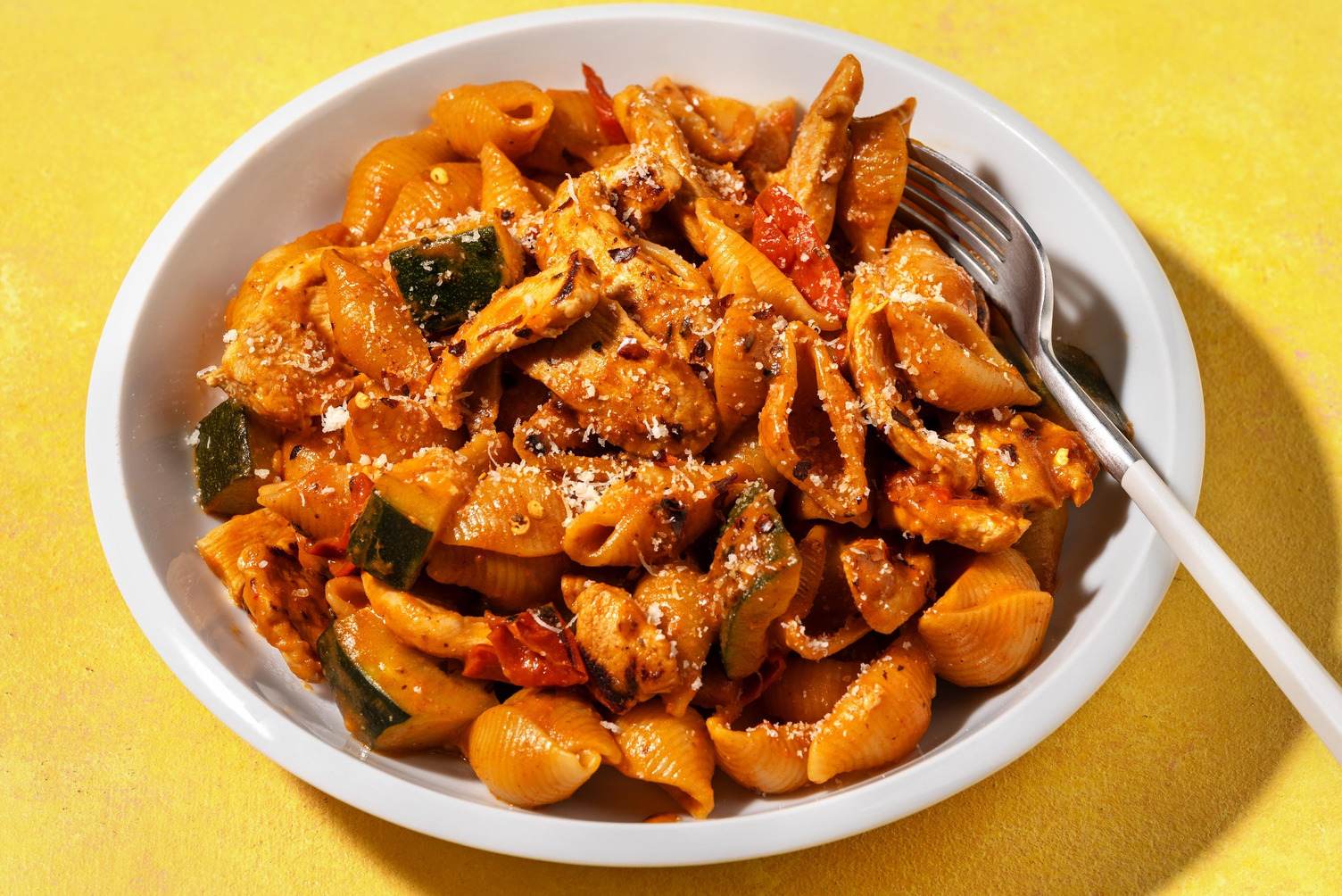 Cajunkryddad kycklingpasta med tärnad bacon