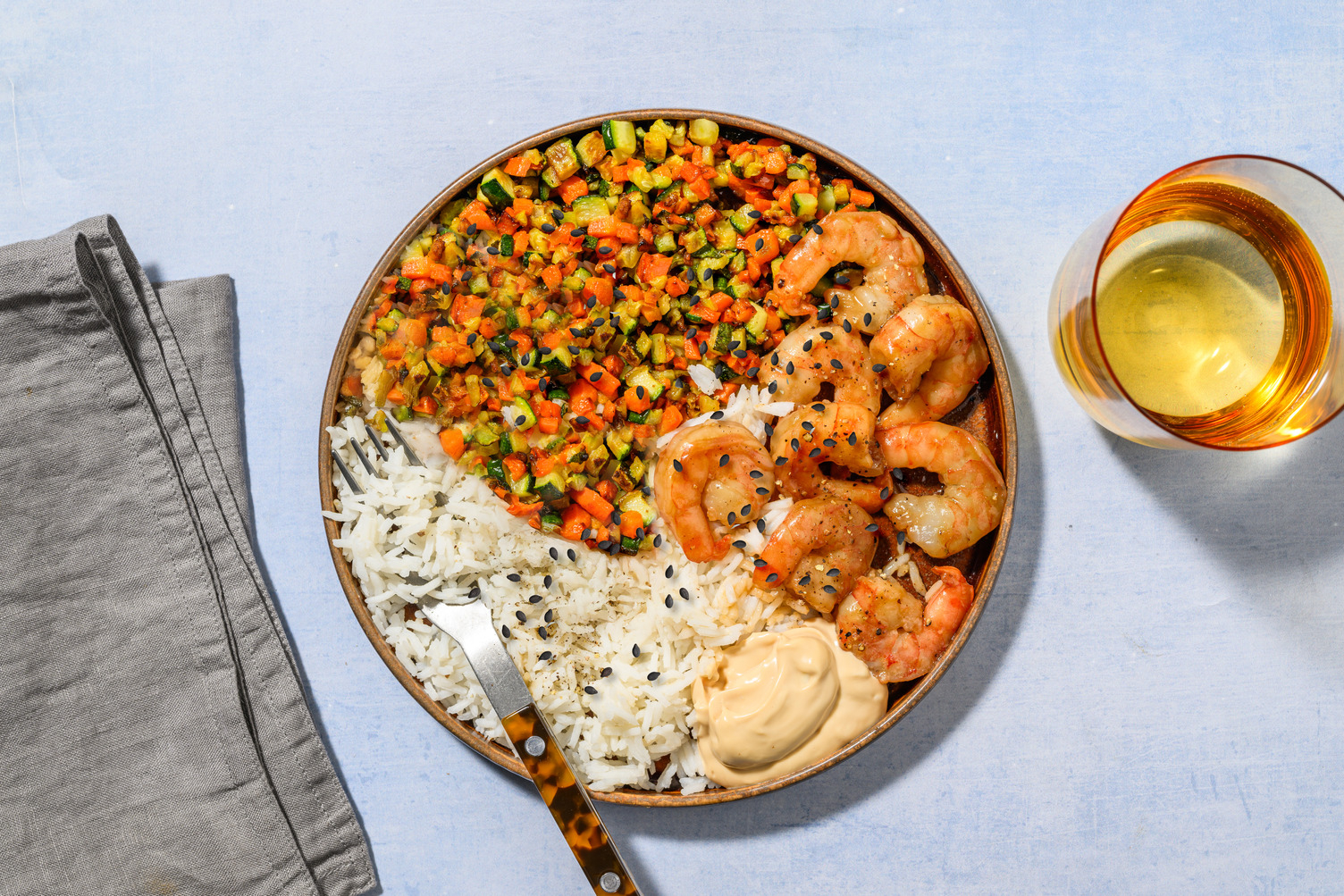 Poke tibio de langostinos con salsa teriyaki