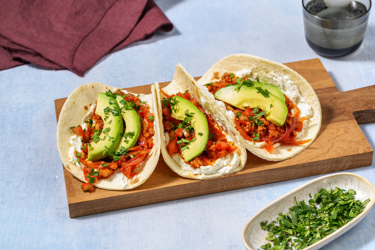 Mini tacos al pollo speziato, avocado e ricotta