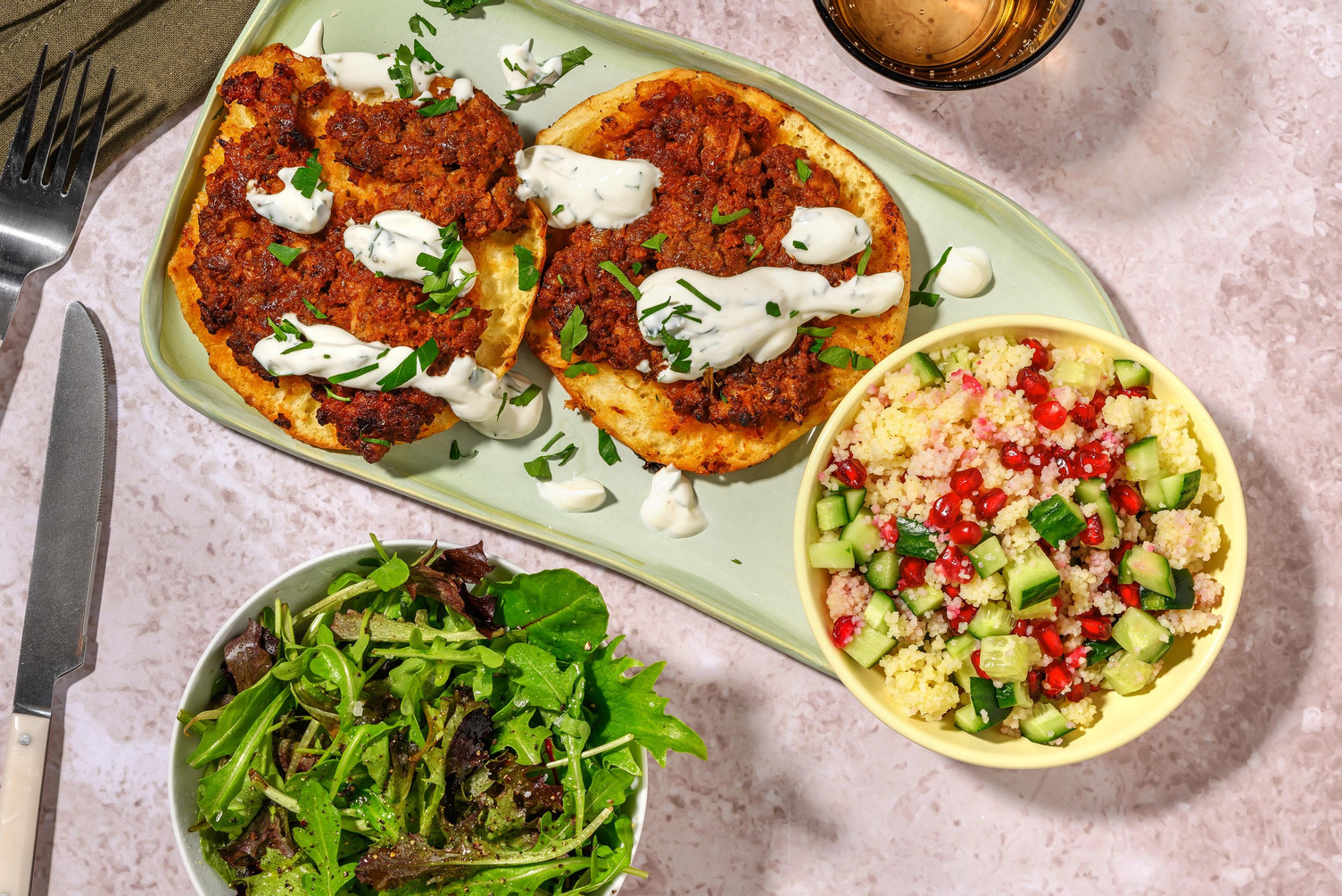 Turkisk lahmacun på harissakryddad nötfärs