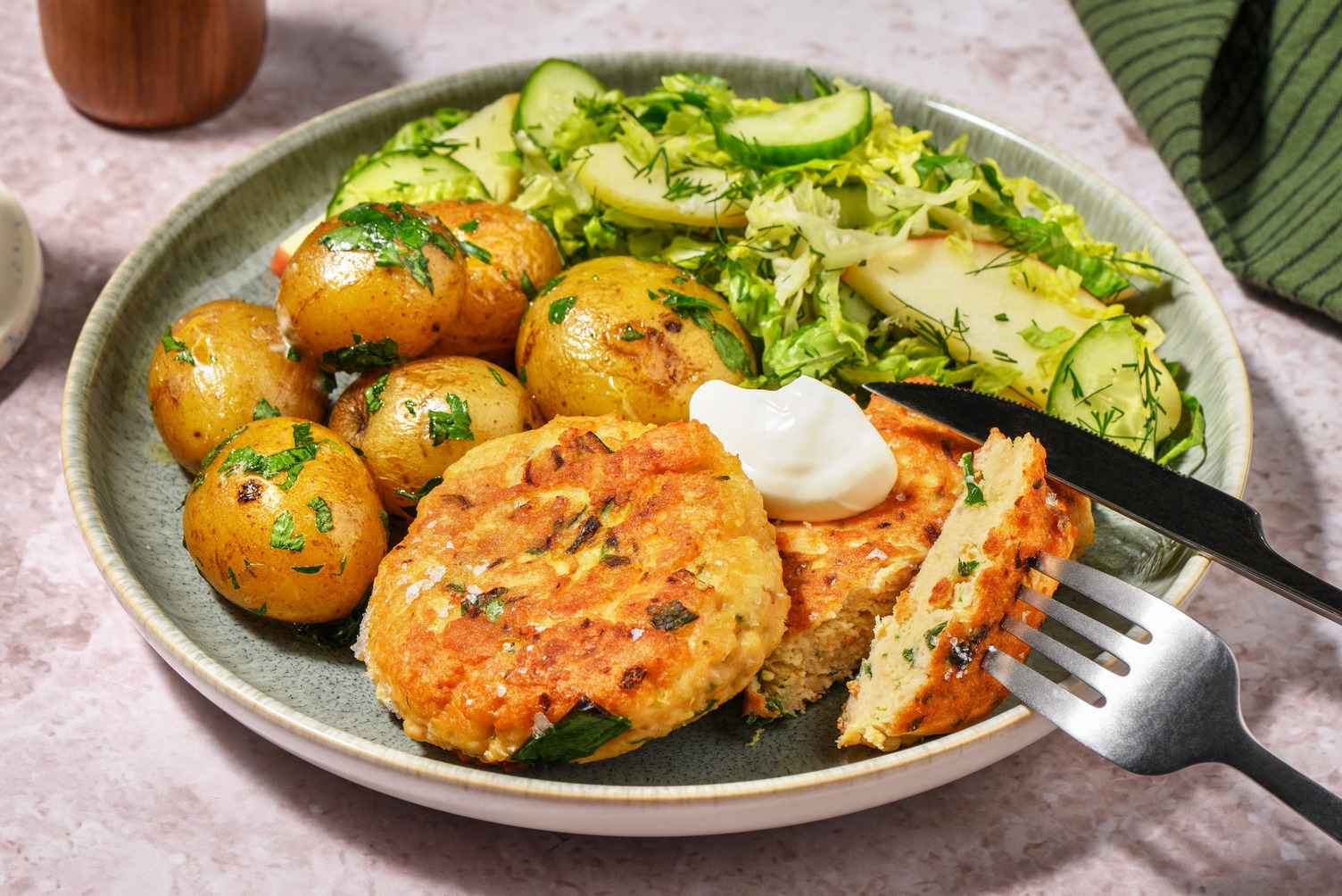 Fiskekaker av laks og vårløk