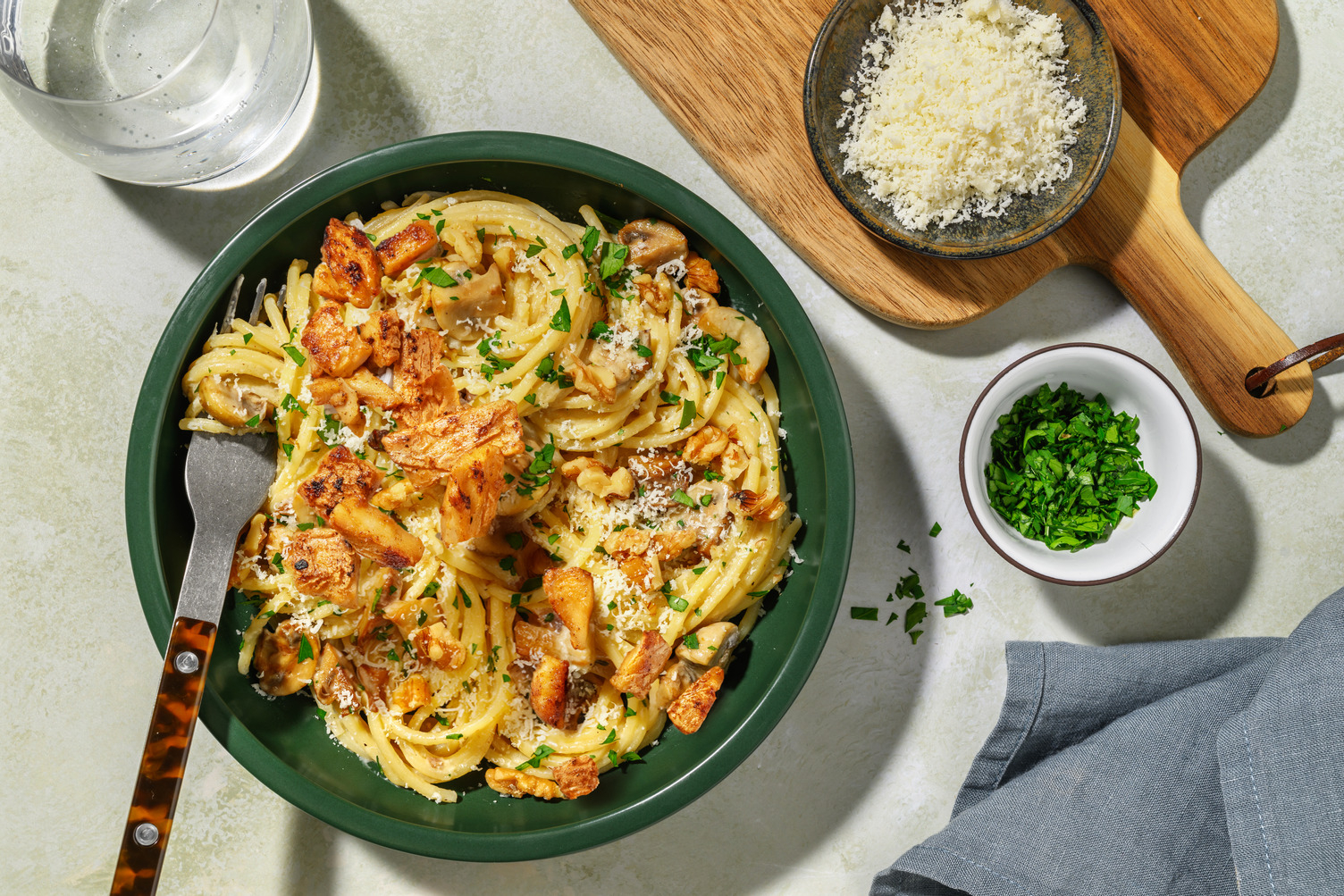 Spaghetti in Pilzrahm mit veganen Filetstücken