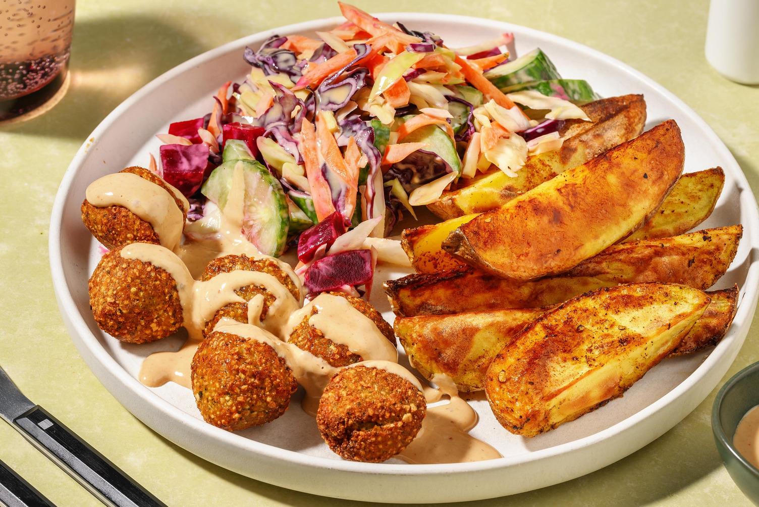 Fusion falafelbowl met chipotle-tahinsaus