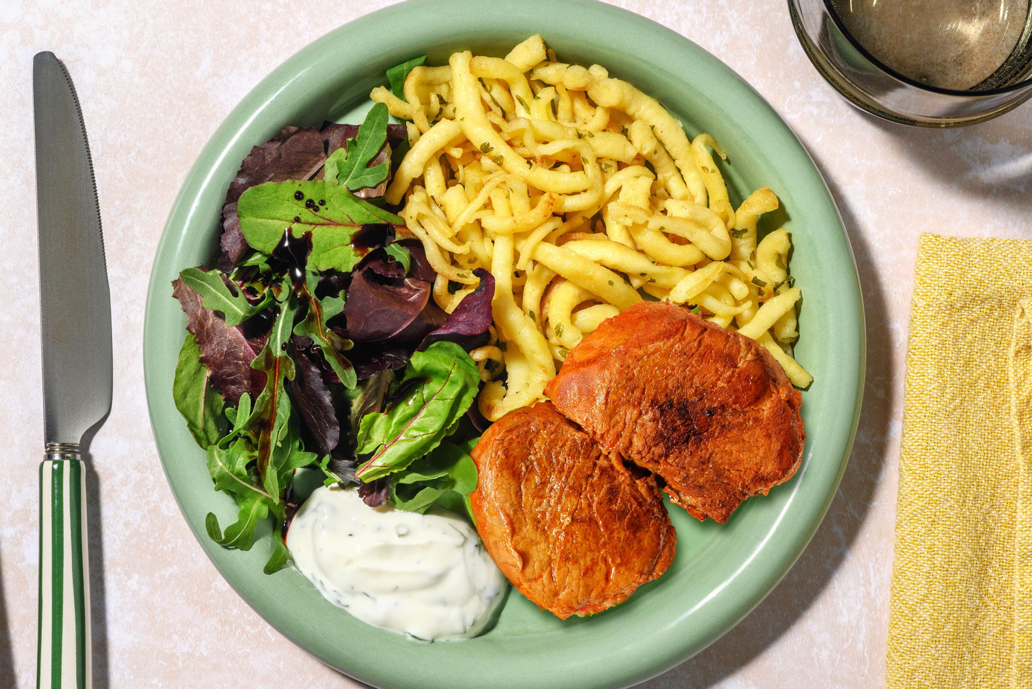 Bio-Schweinefilets auf Kräuterbutter-Spätzle