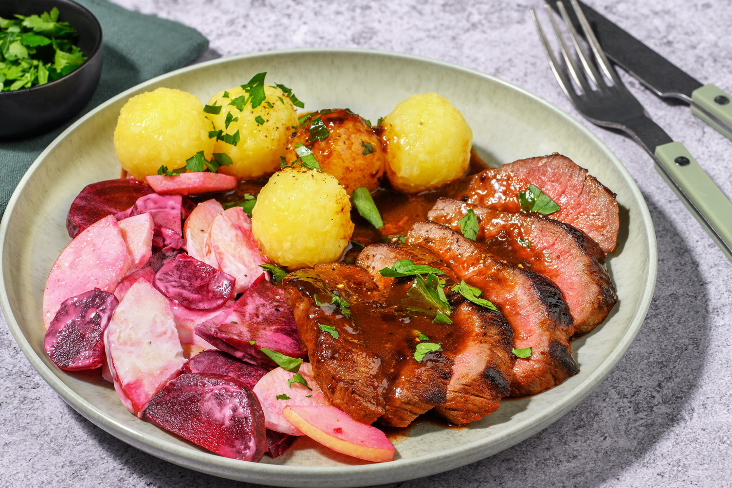 Bio-Rinderfilet mit Rote Beete-Salat