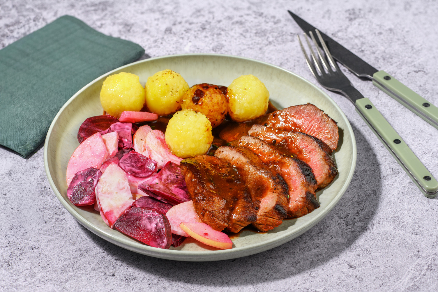 Bio-Rindersteak mit Rote Beete-Salat