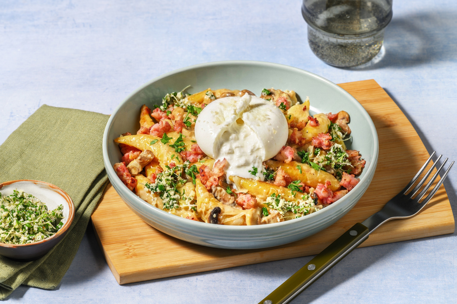 Bacon-Schupfnudelpfanne mit Burrata