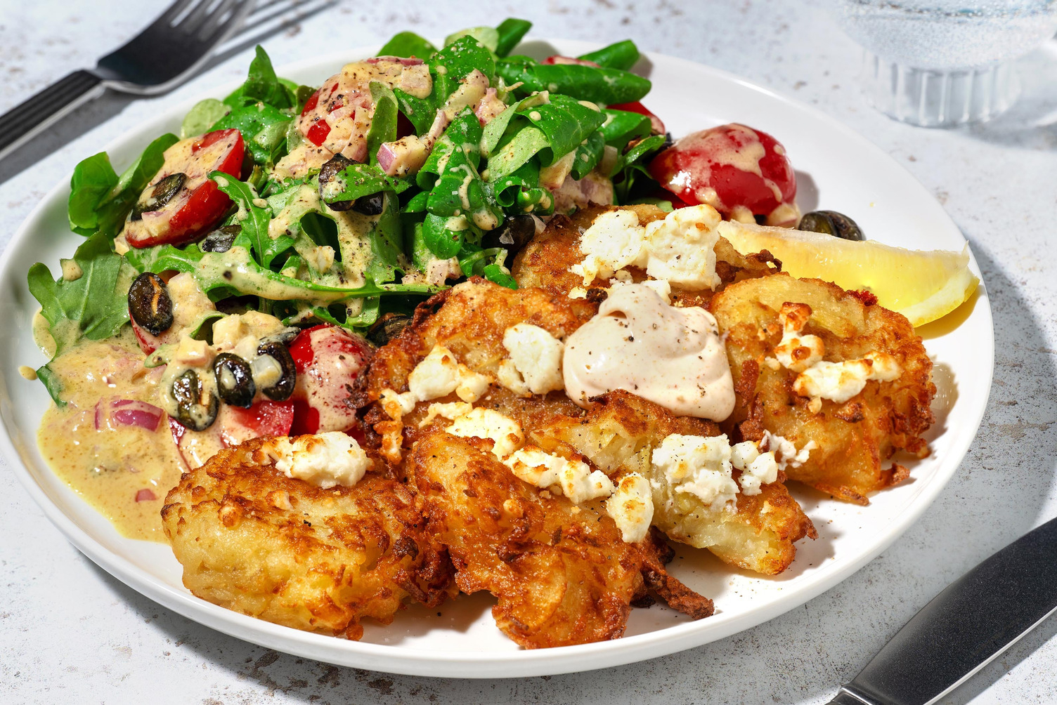 Aardappelröstis met geitenkaas en zureroomsaus