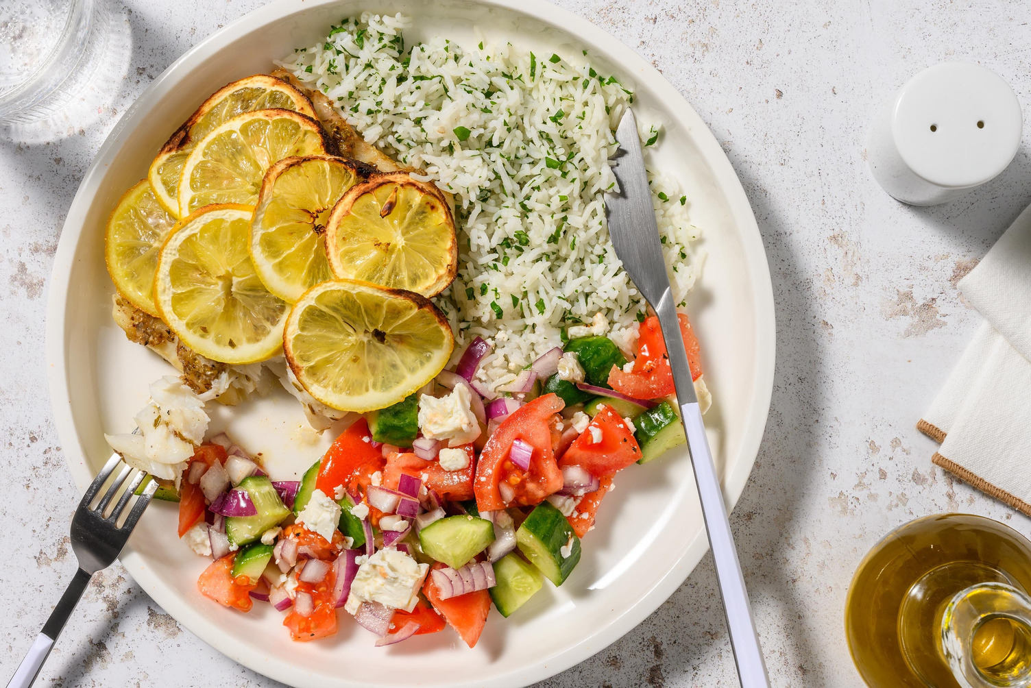 Ovnbagt citronsej og græsk salat