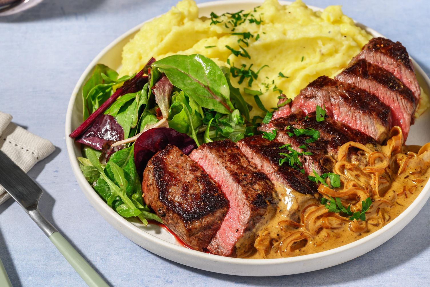 Weiderindsteak in Zwiebel-Senf-Soße