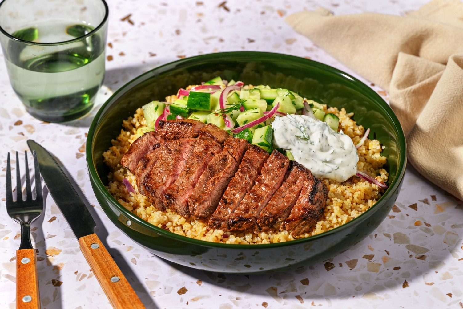 Souvlaki-Bio-Rindersteak auf Bulgur