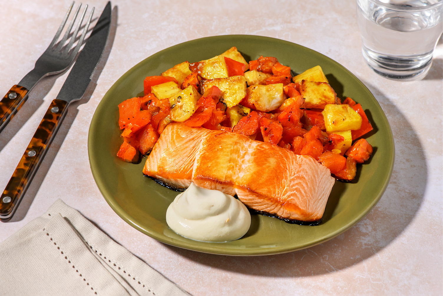 Zalm met dilleyoghurtsaus en aardappelpartjes