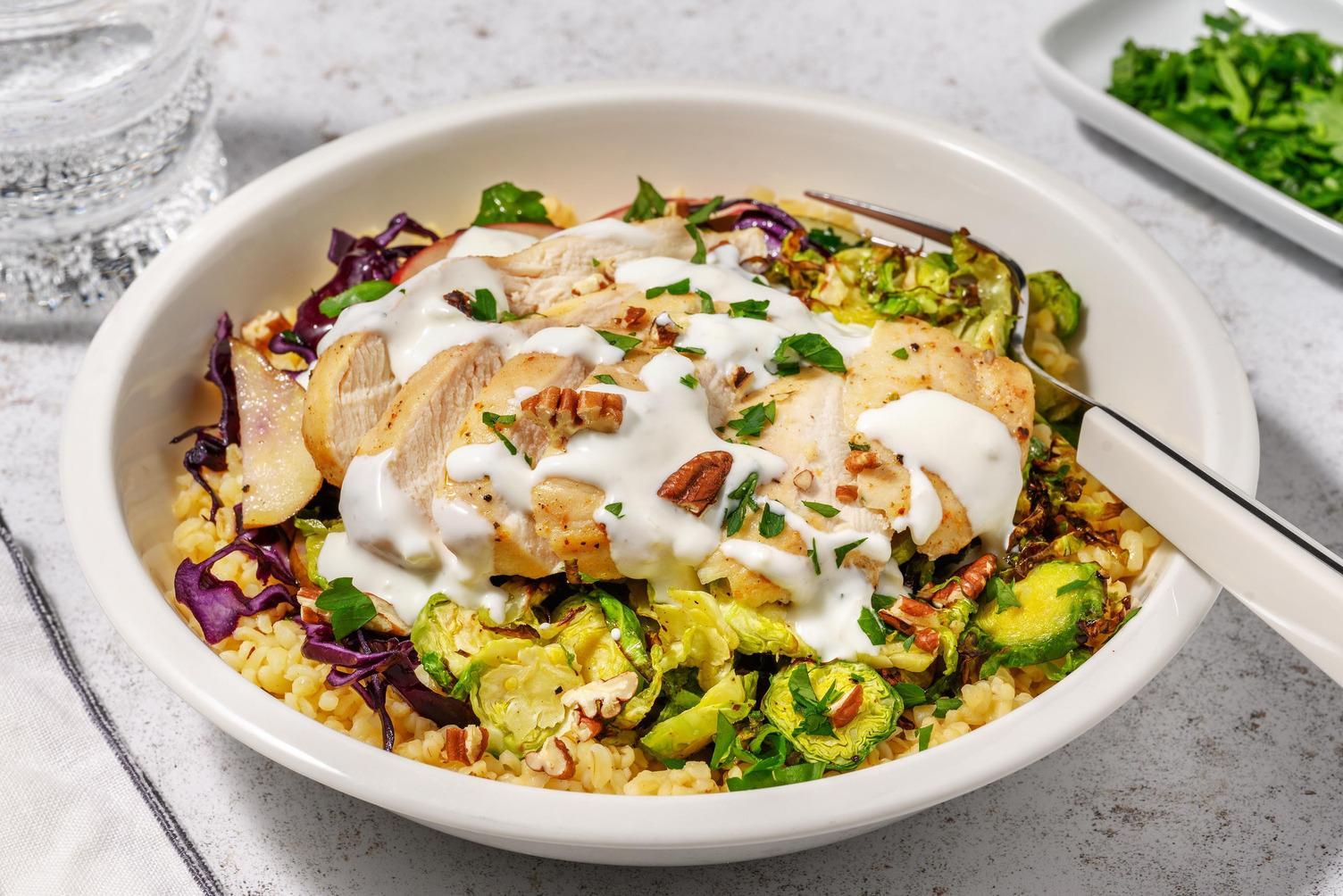 Ovnsbakt kylling- og rosenkålbowl