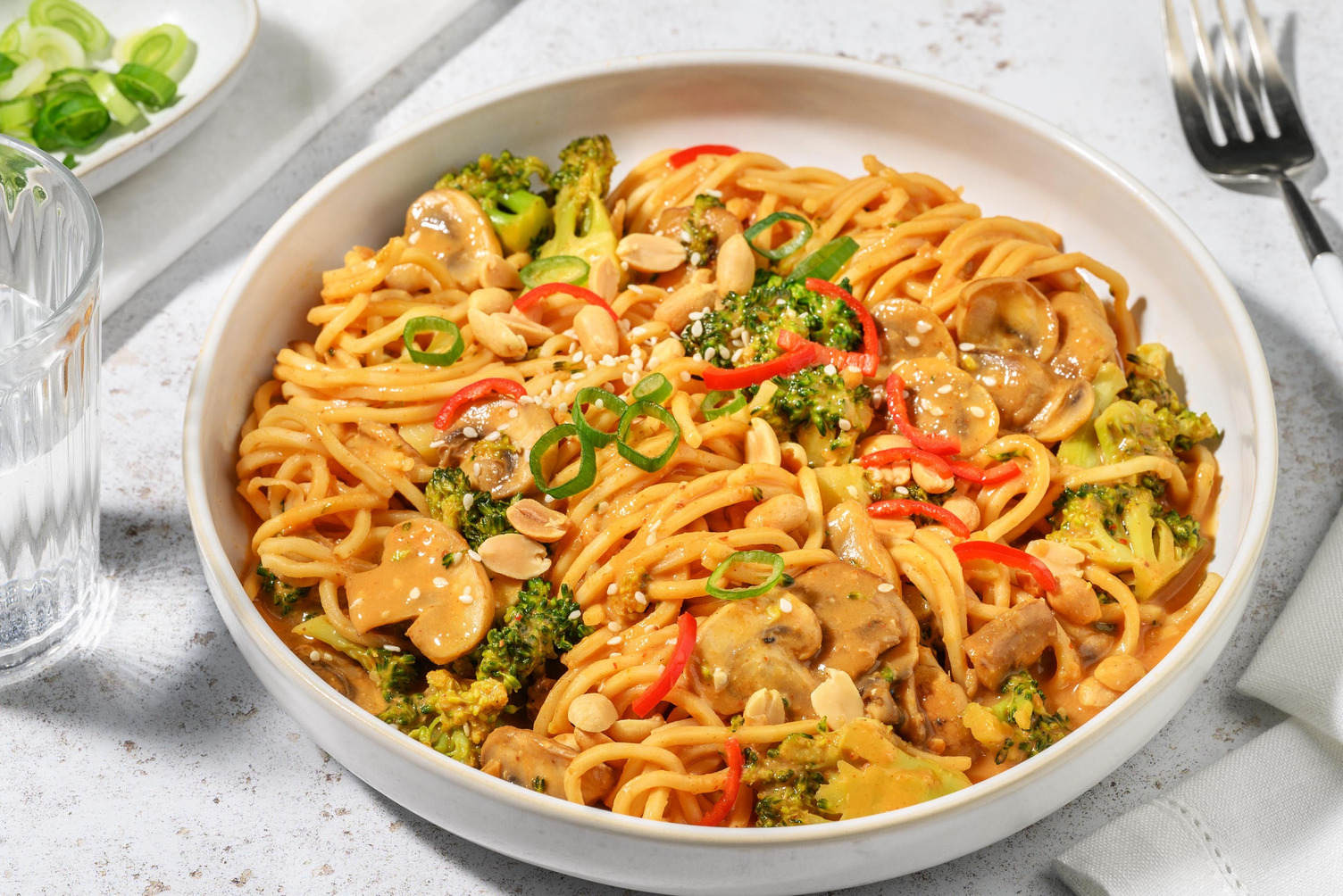 Ingefärsnudlar och nötcrunch med strimlad kycklingbröstfilé