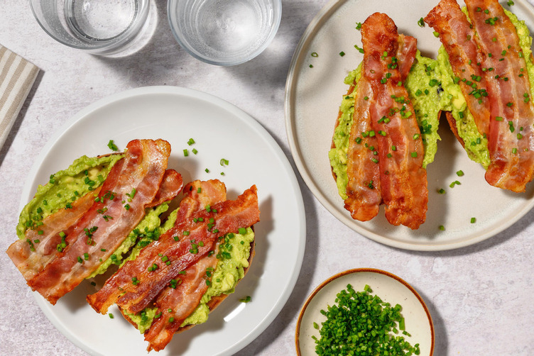 Avocado og bacon på surdejsbolle