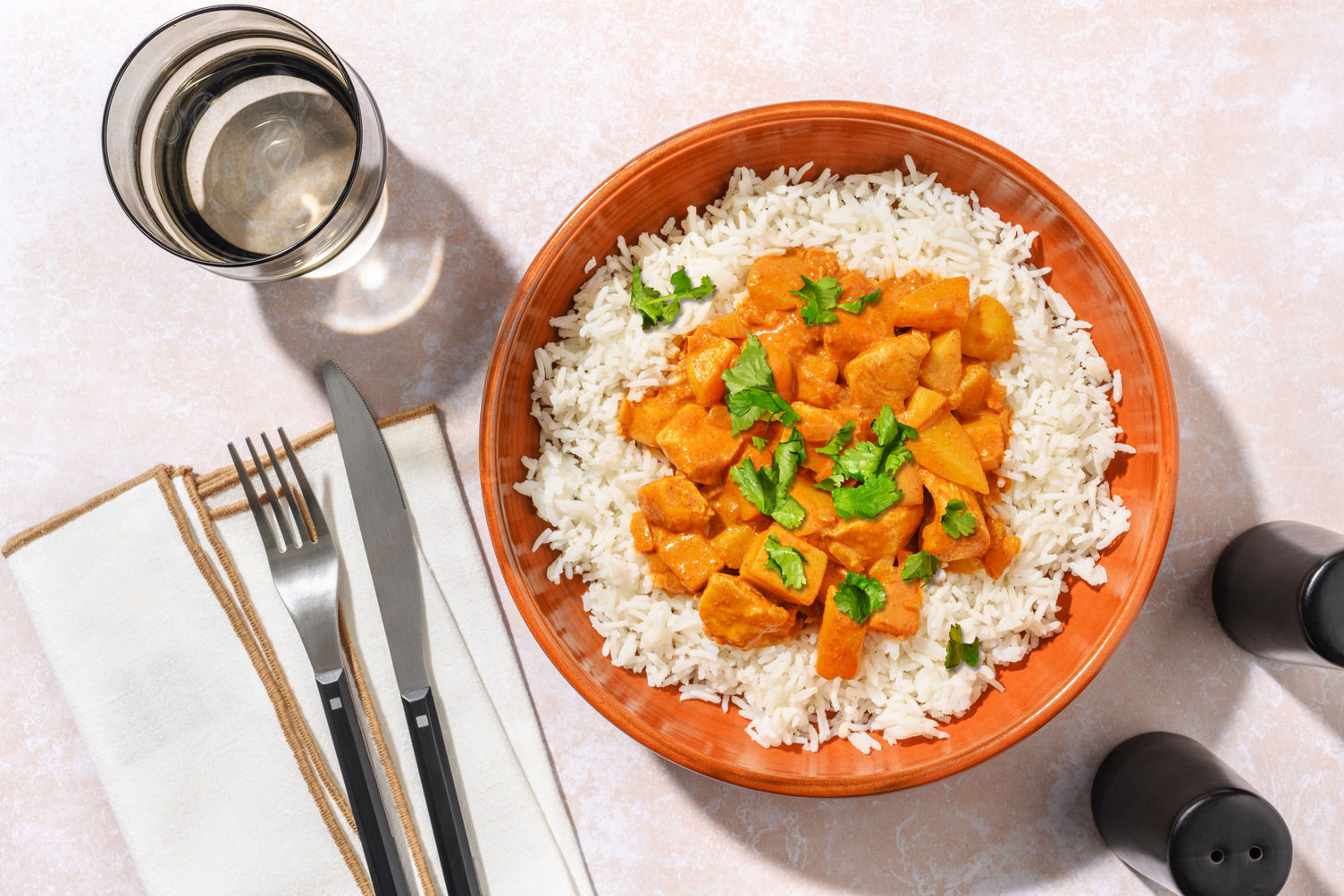 Curry massaman con dados de pollo