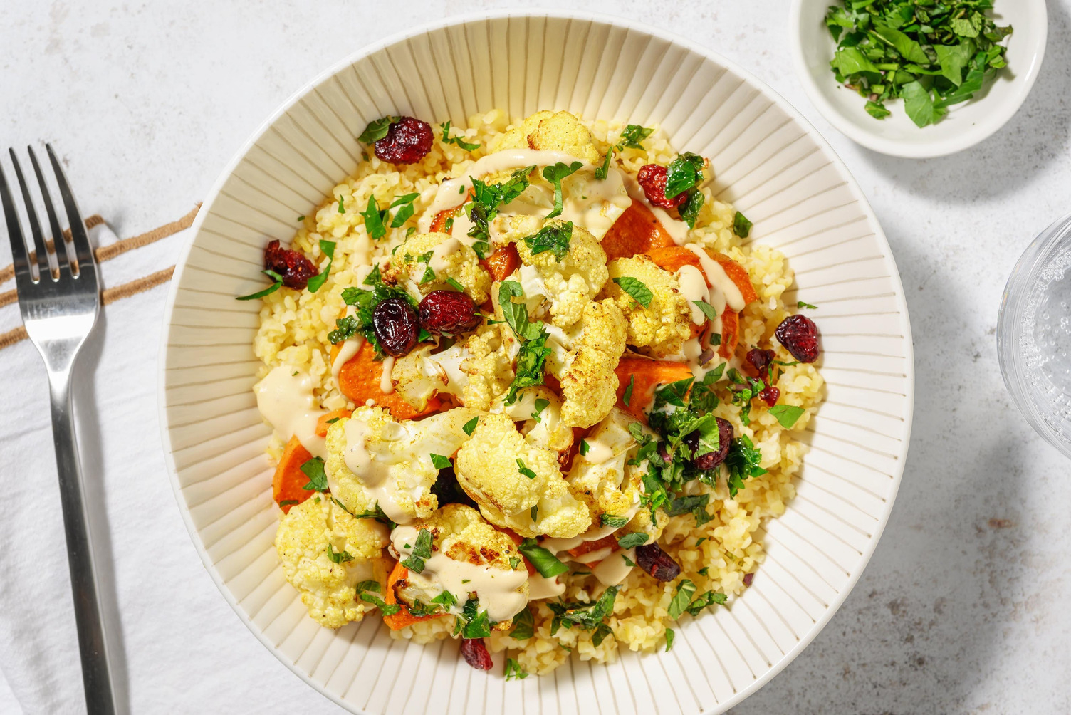 Geroosterde groenten met cranberry's en hummus