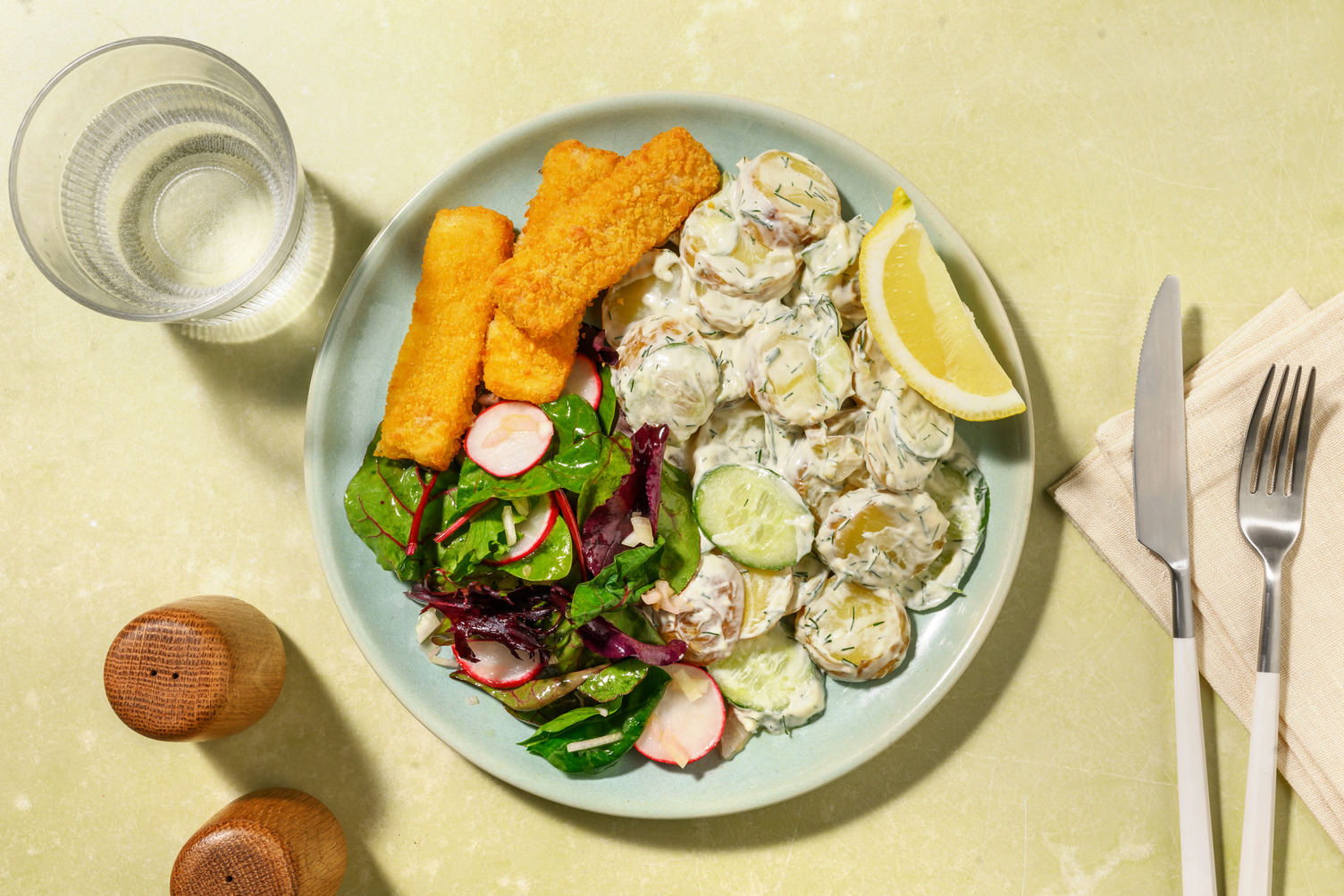 Veggie vissticks met romige aardappelsalade met yoghurt en dille