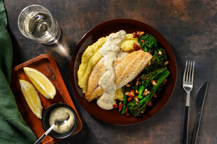 Guldsparid och krämig dragonsås