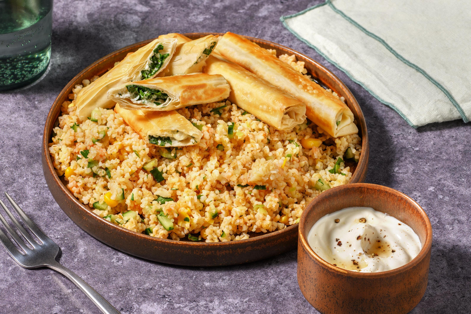 Sigara Börek mit Hirtenkäse auf Bulgursalat
