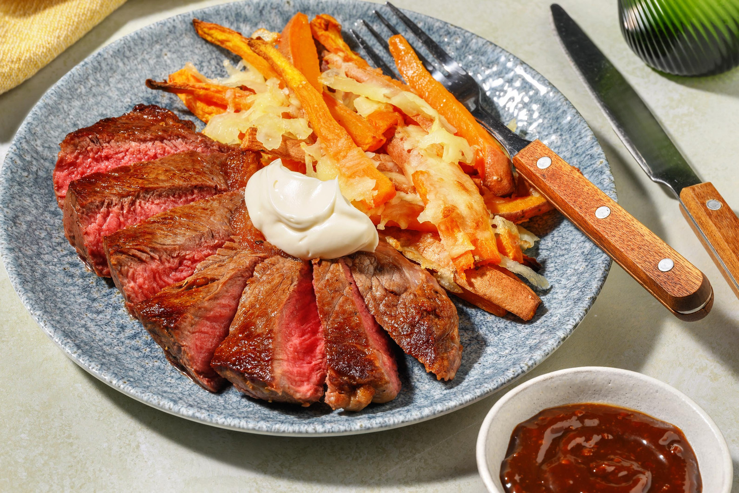 Tagliata di scamone e patate al cheddar