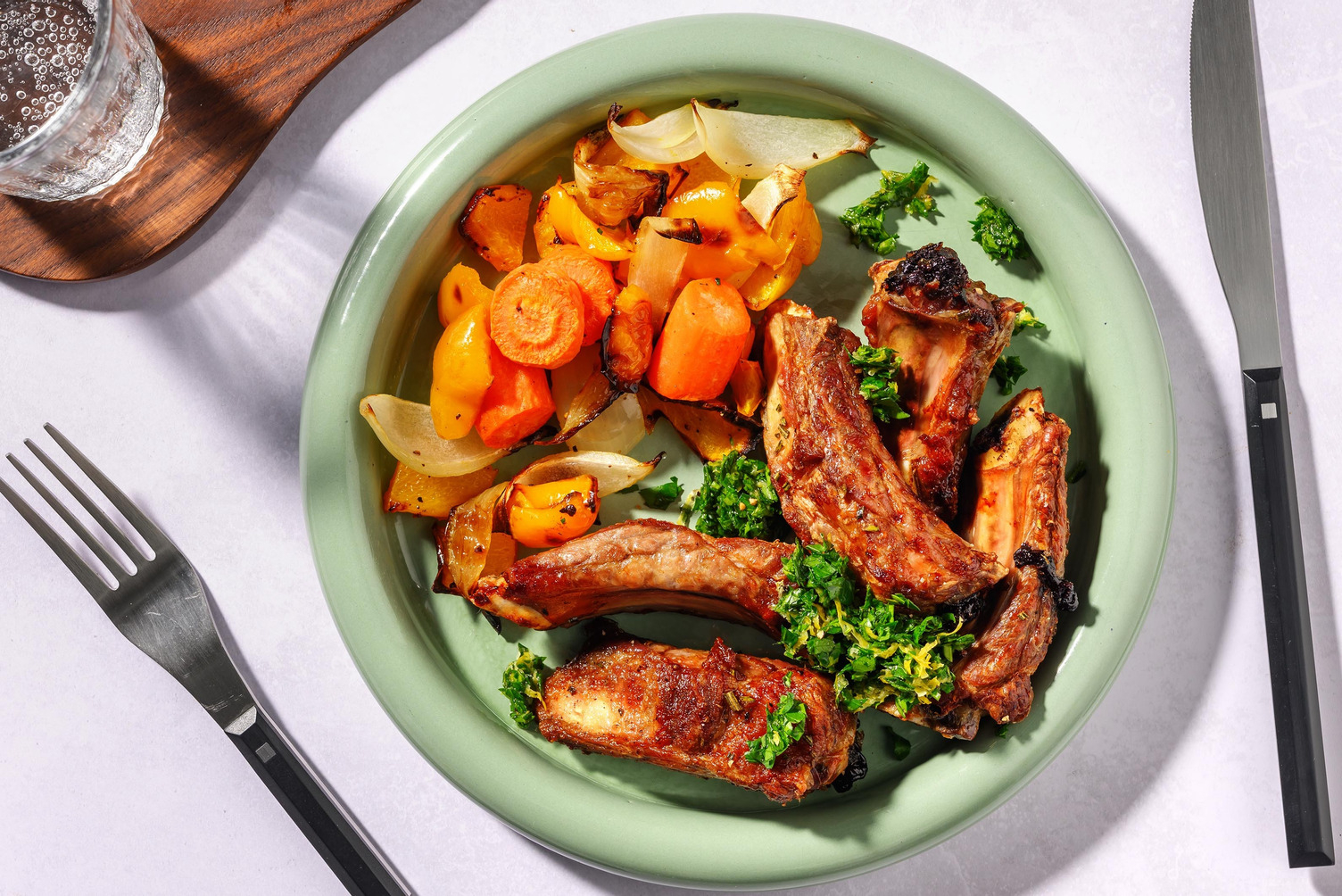 Costine di maiale golose e peperonata arrosto