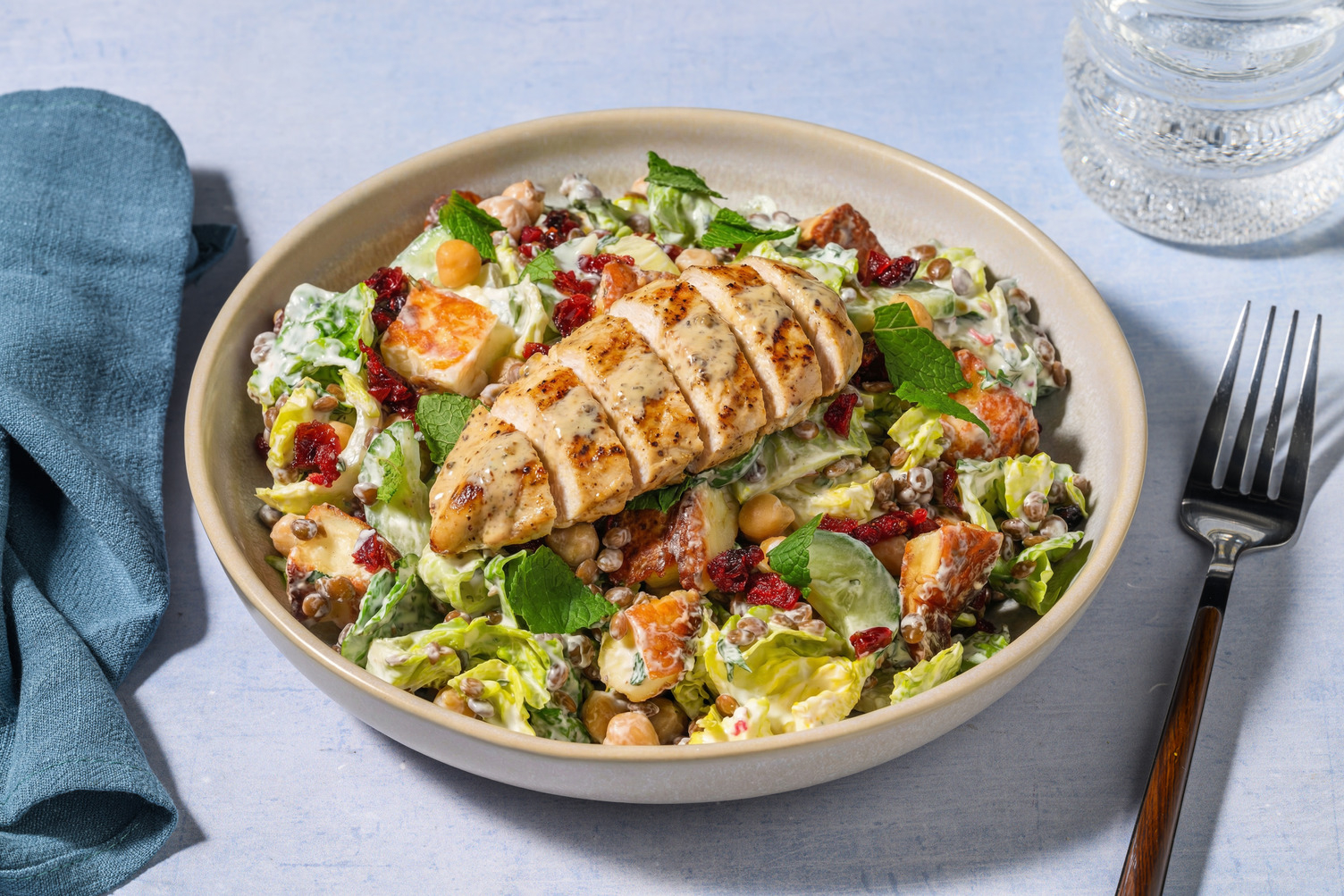 Warmer Linsensalat mit Grillkäse und Bio-Huhn