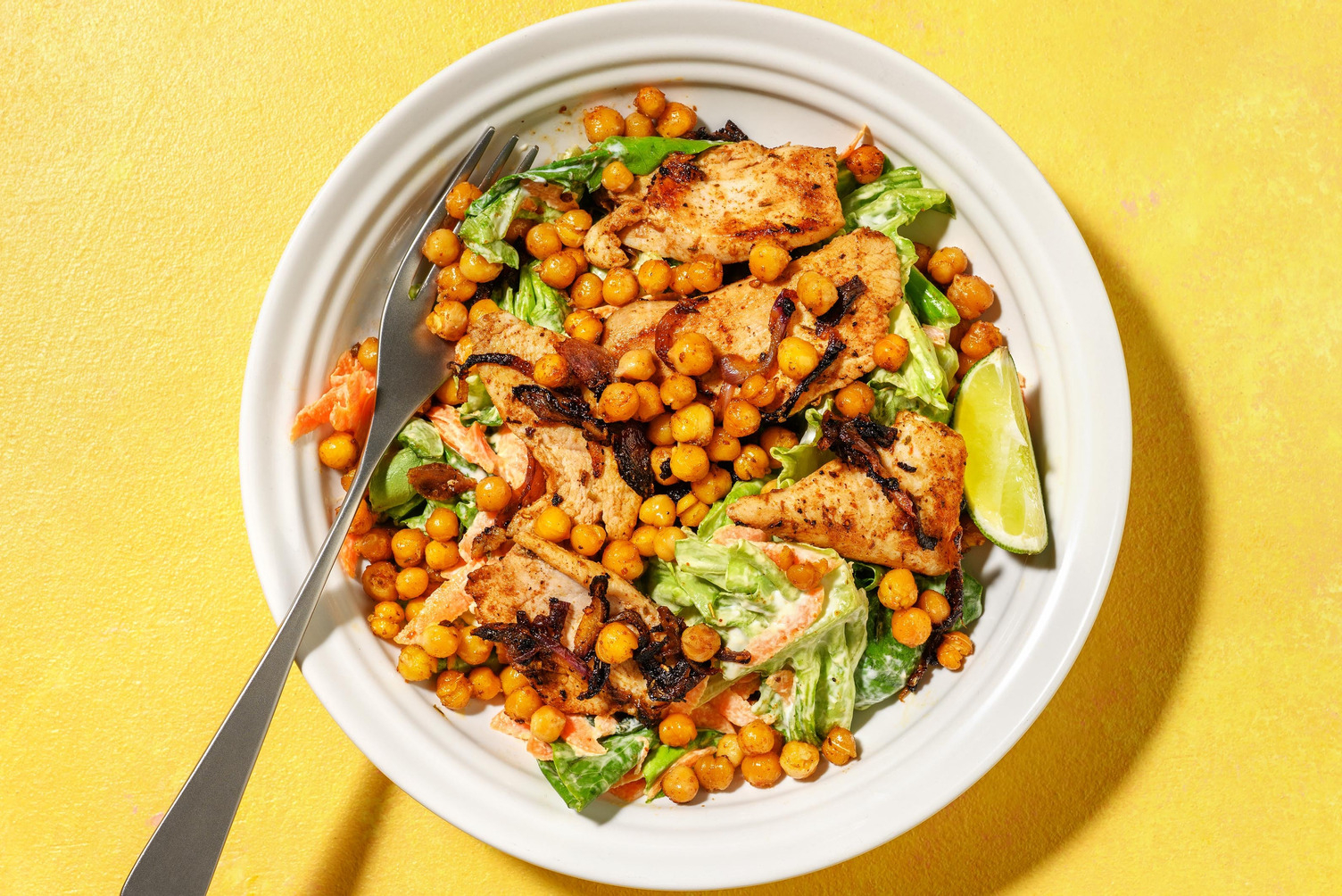 Snabb cajunkryddad kycklingsallad med tärnad bacon