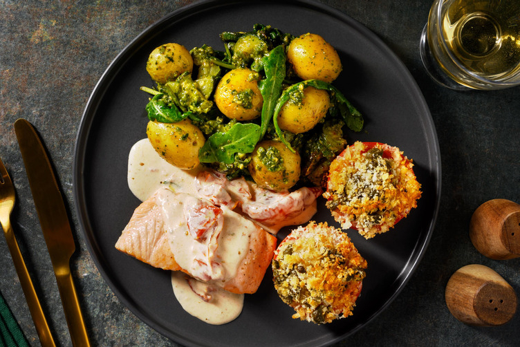 Cremet toscansk laks og gratinerede tomater