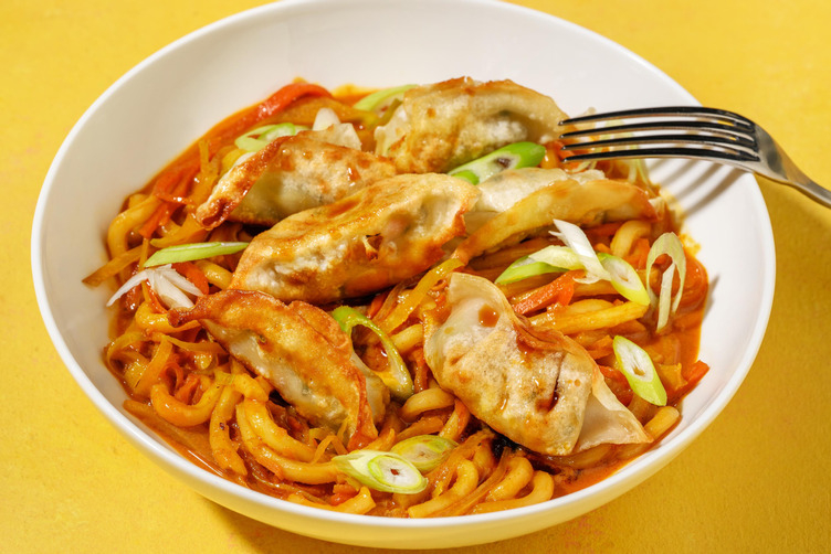 Stegt gyoza og karrynudler