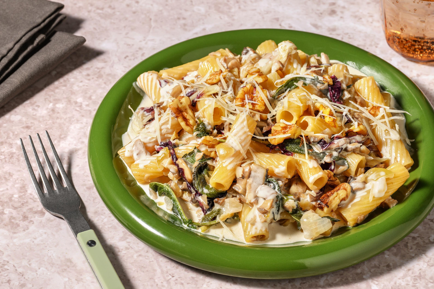 Tortiglioni al radicchio, salsiccia e funghi