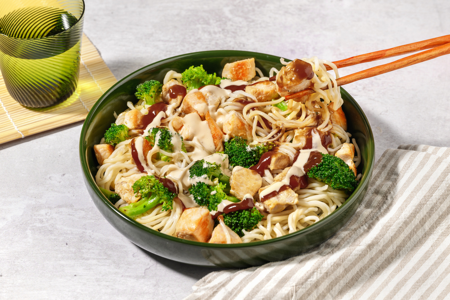 Noodles asiáticos con pollo y brócoli